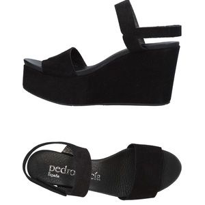 Black wedges